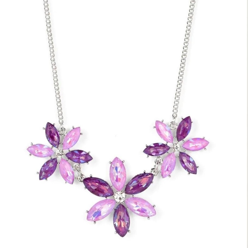 𝗣𝗲𝘁𝗮𝗹 𝗣𝗲𝗿𝗳𝗲𝗰𝘁𝗶𝗼𝗻 𝗣𝘂𝗿𝗽𝗹𝗲 & 𝗣𝗶𝗻𝗸 statement necklace just in time for Spring NWT